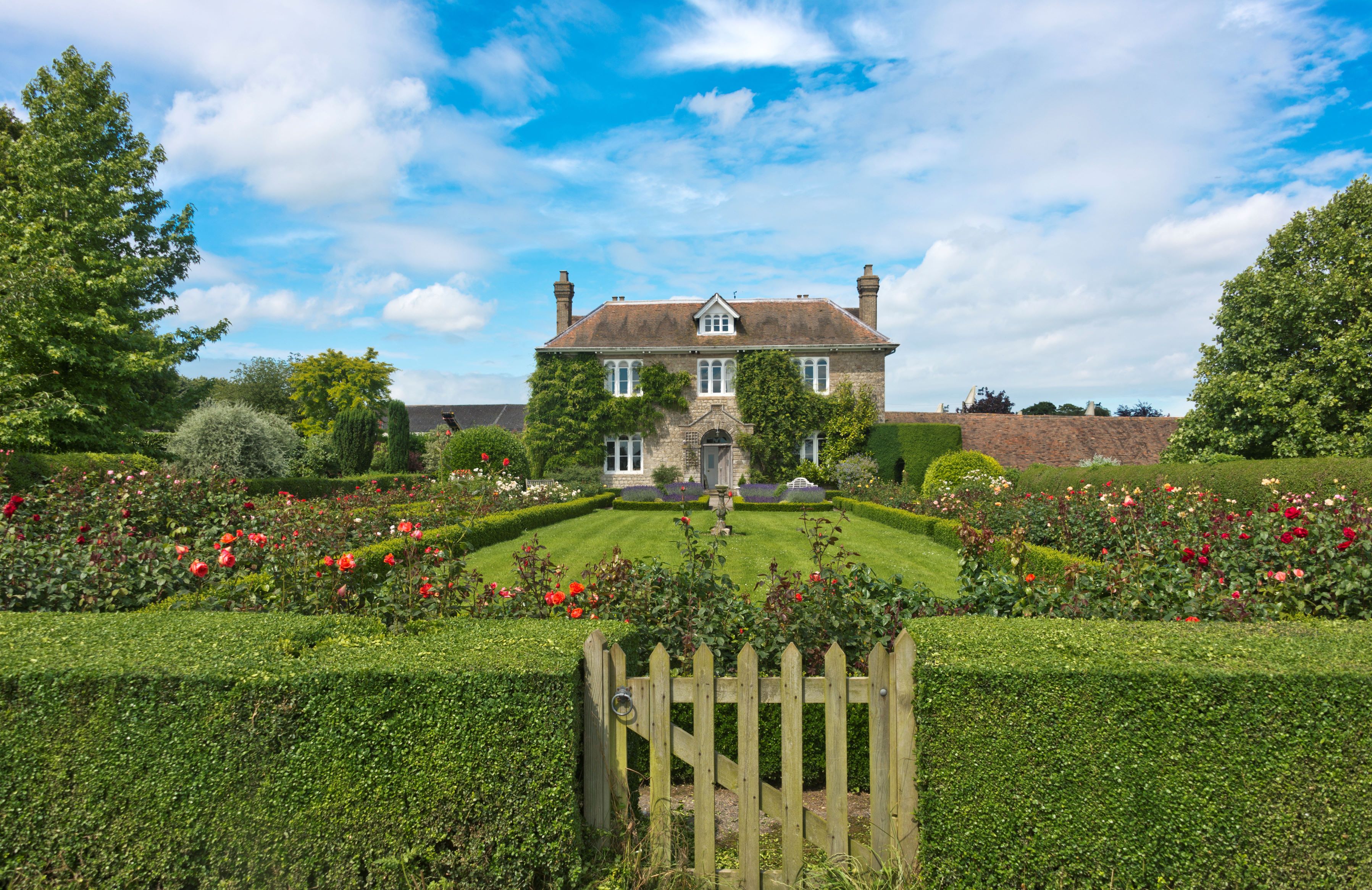 Country house with gardens 003